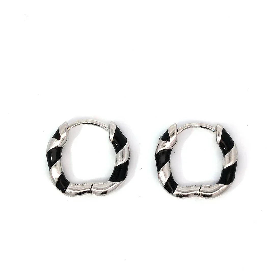 Kleine zilveren oorringetjes met zwarte rand omheen gedraaid - Casa Jadel