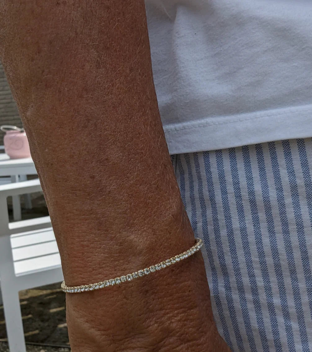 Dunne gouden bangle armband met strass rondom - Casa Jadel