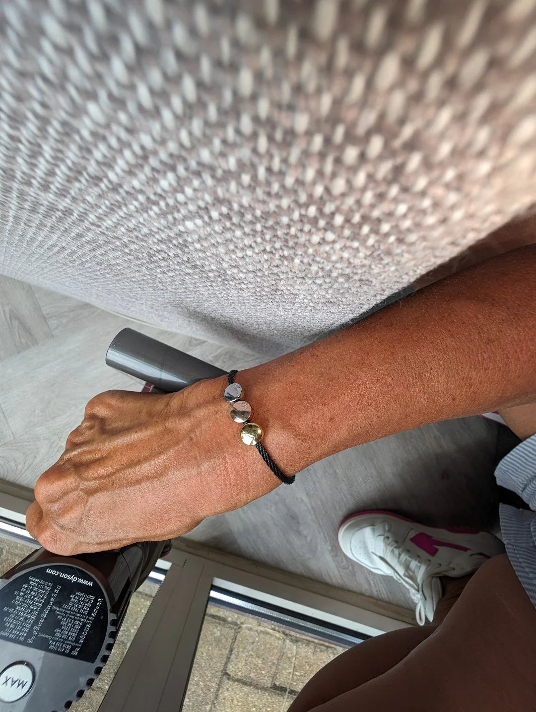 Bangle armband zwart gedraaide rvs draad met 3 gekleurde dots - Casa Jadel