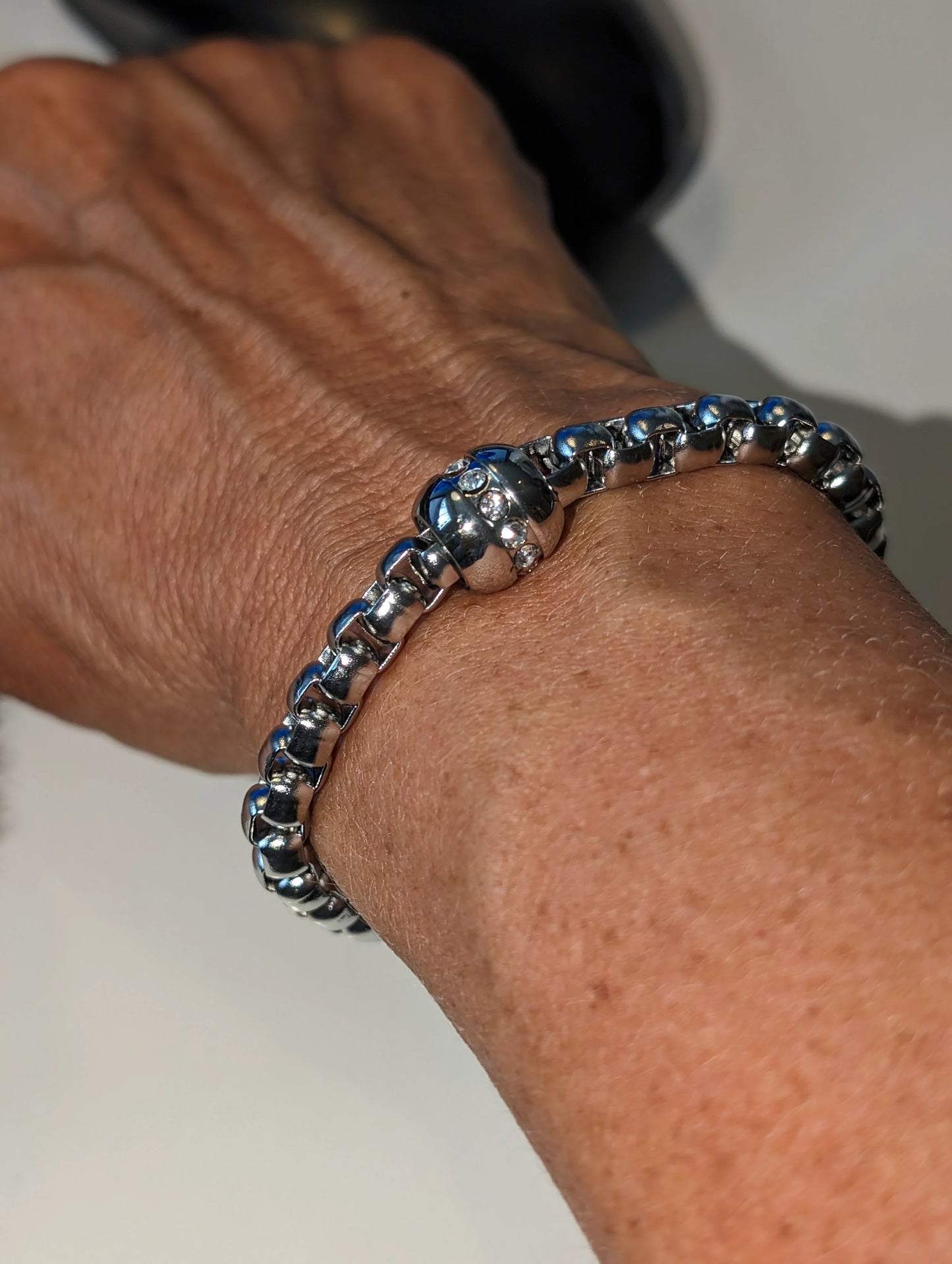 Stevige zilveren schakel armband met zirkonen ingelegde bedel - Casa Jadel