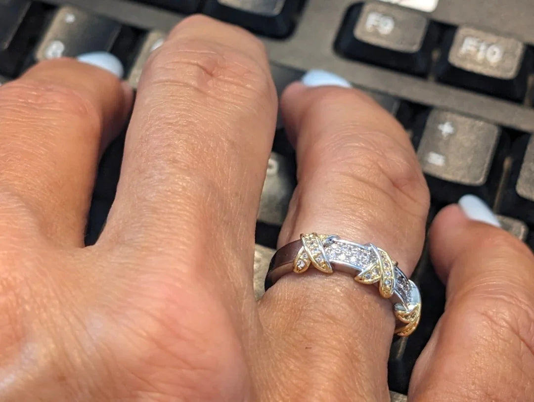 Ring met goud kleurige kruisjes afgezet met strass - Casa Jadel
