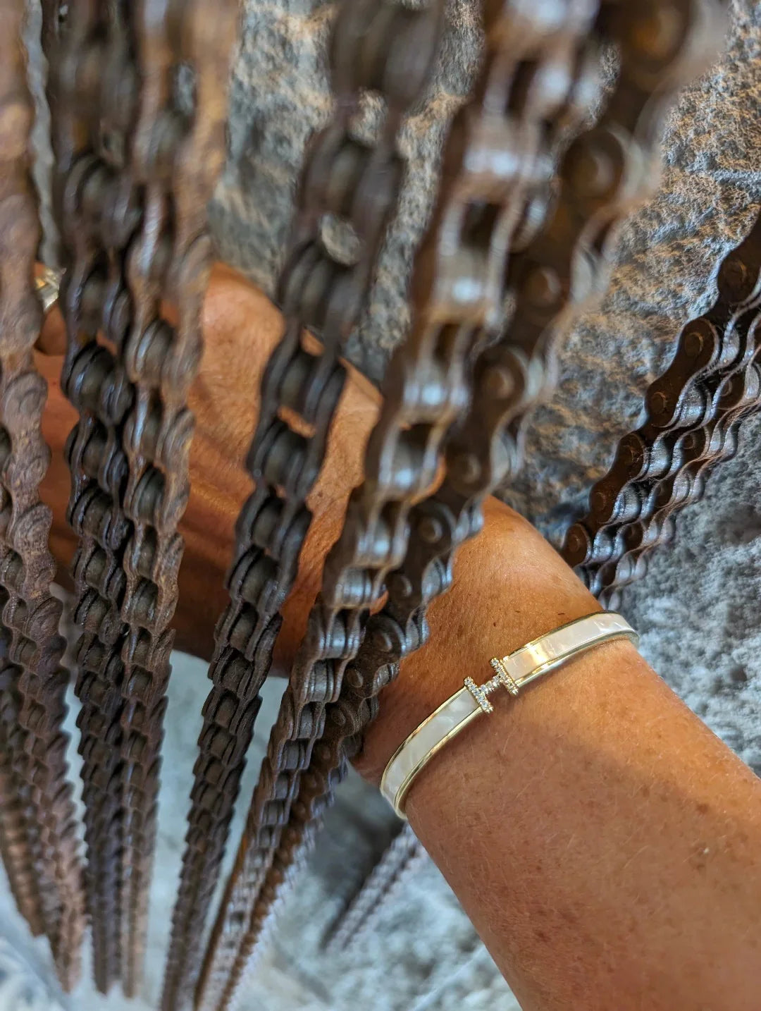 Bangle gouden armband met parelmoer - Casa Jadel
