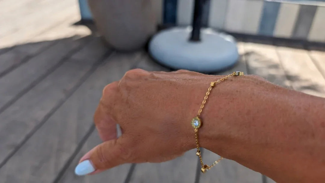 Fijne gouden schakelarmband met 3 grote en 2 kleine kristallen - Casa Jadel