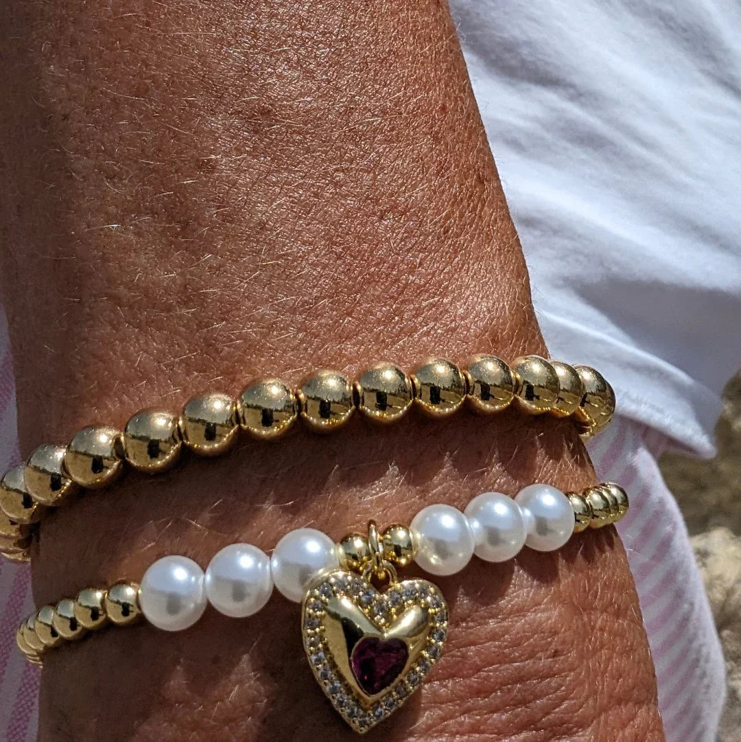 Gouden kralen armband met imitatie parels en een hartje met een rode steen - Casa Jadel