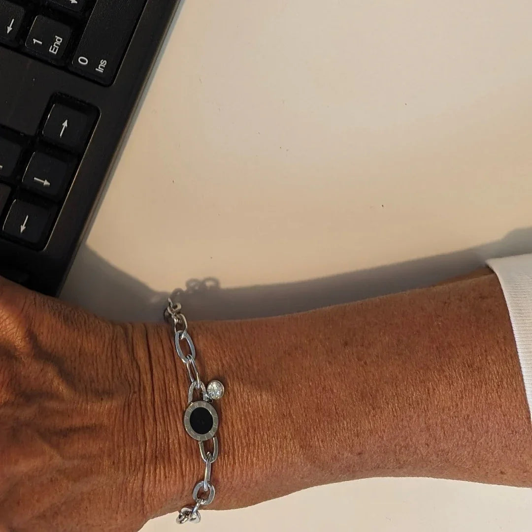 Zilveren armband met platte schakel met een loshangende kristal en een zwarte bedel - Casa Jadel