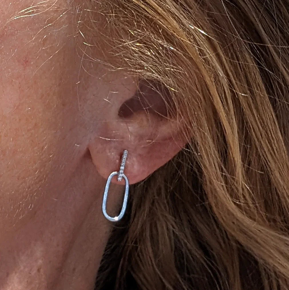 Oorknopjes met ovale hanger en staafje afgezet met strass - Casa Jadel