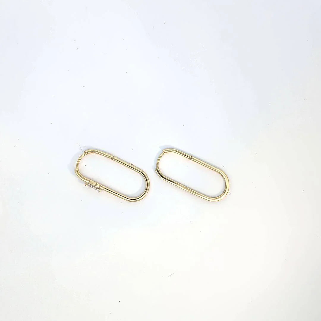 Ovale gouden oorringen een met een rij strass en de andere met een druppel strass - Casa Jadel