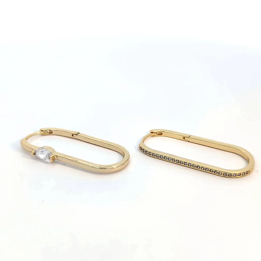Ovale gouden oorringen een met een rij strass en de andere met een druppel strass - Casa Jadel