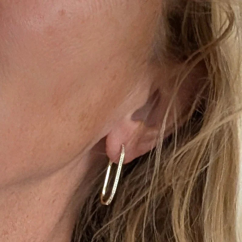 Ovale gouden oorringen een met een rij strass en de andere met een druppel strass - Casa Jadel