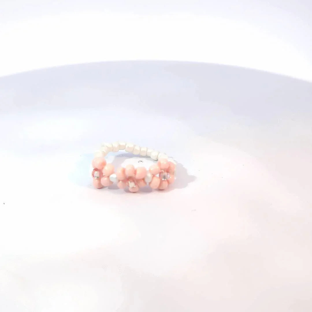 Kraaltjes ring wit met 3 roze bloemetjes - Casa Jadel