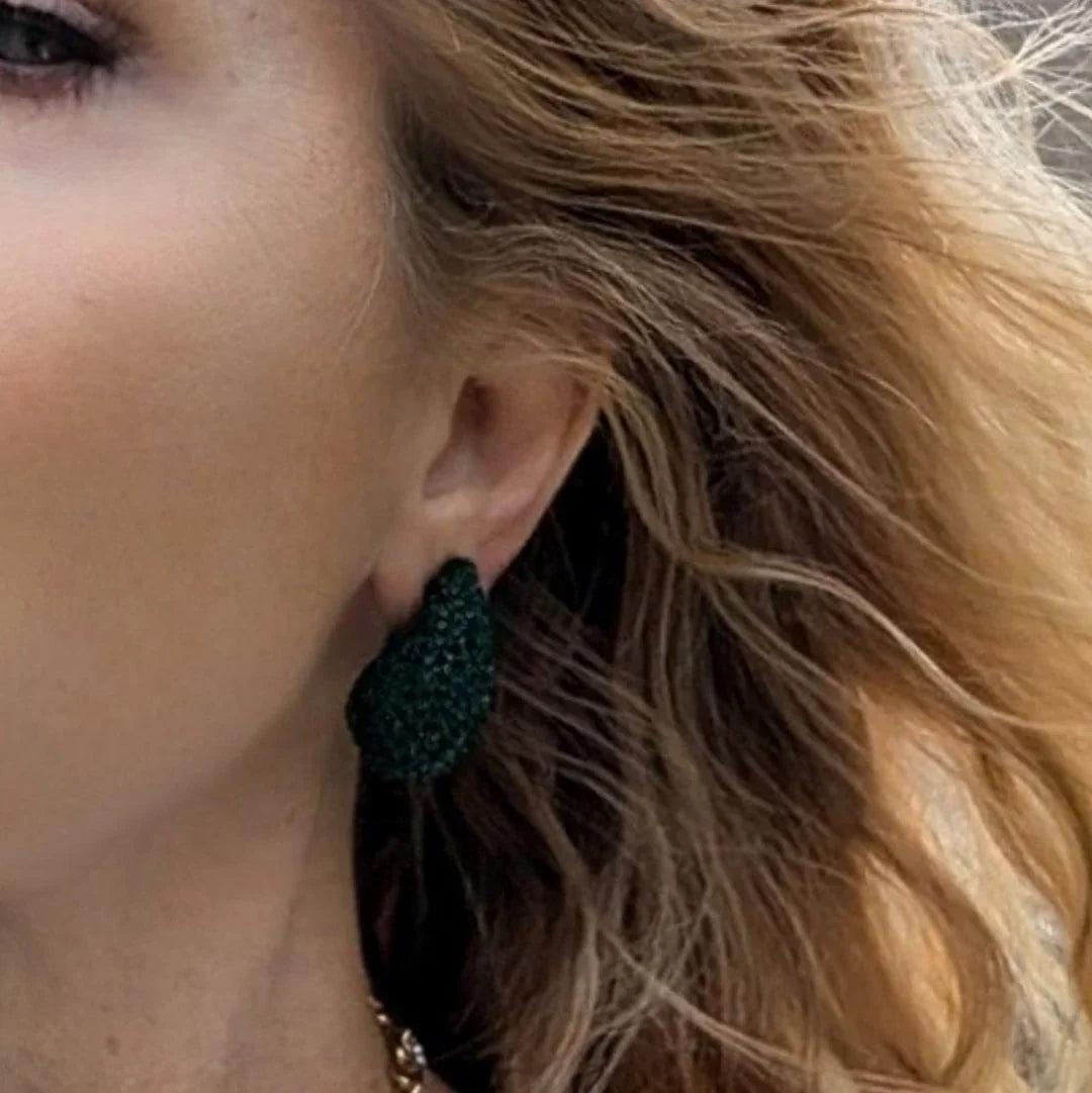 Druppel oorbellen met donker groene glitters allover - Casa Jadel
