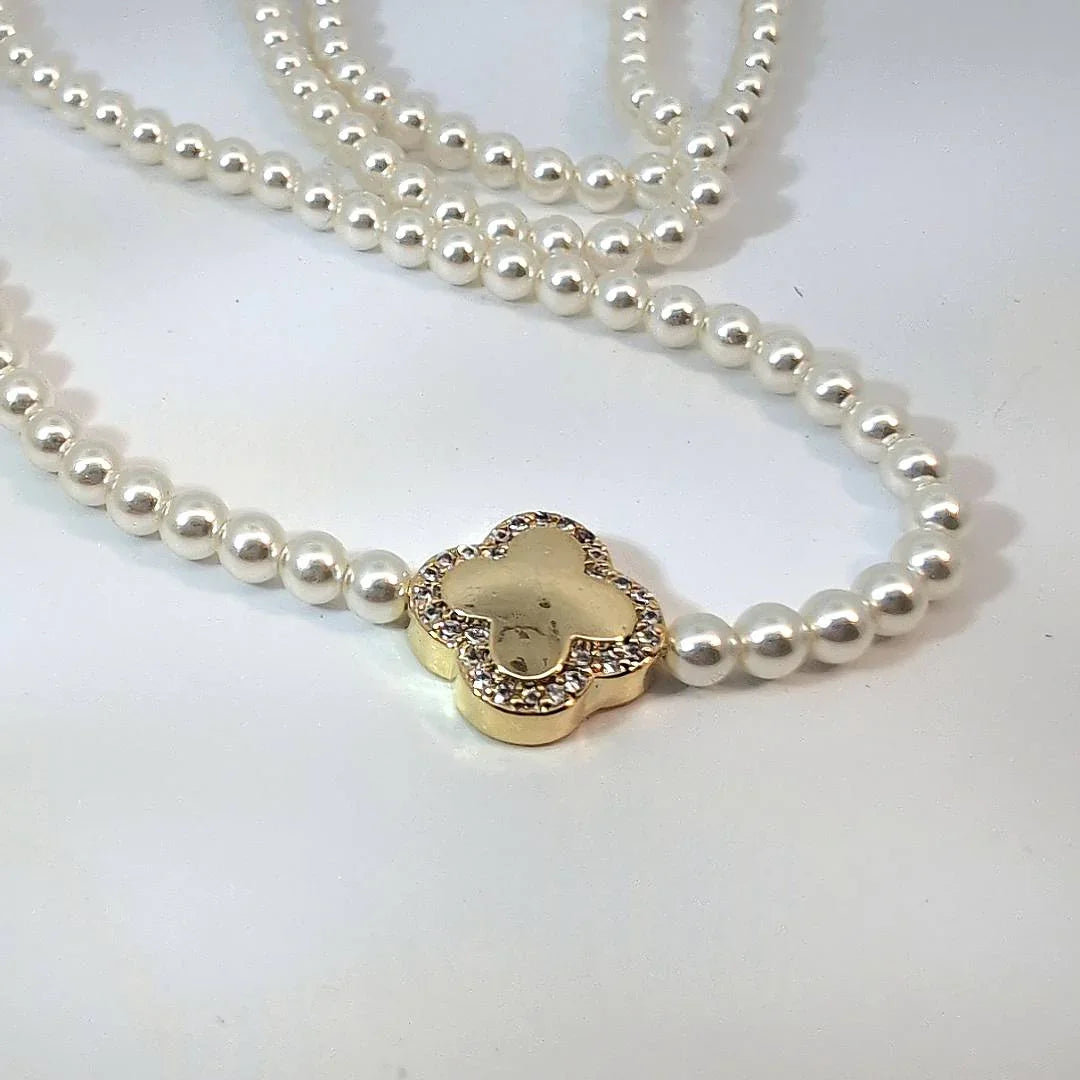 Parel kralen ketting met goudkleurige klaver hanger - Casa Jadel