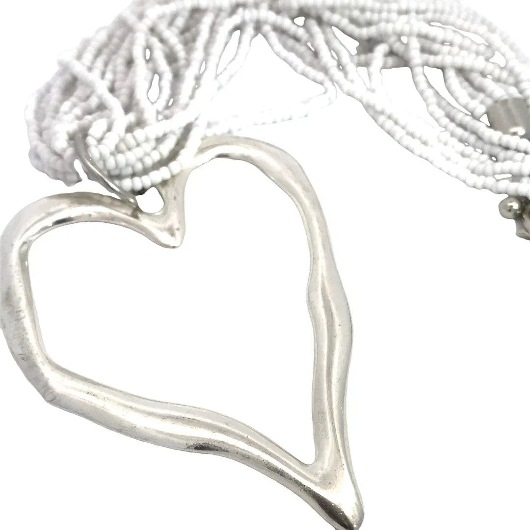 Multi ketting met kleine witte kraaltjes en groot zilveren hart - Casa Jadel