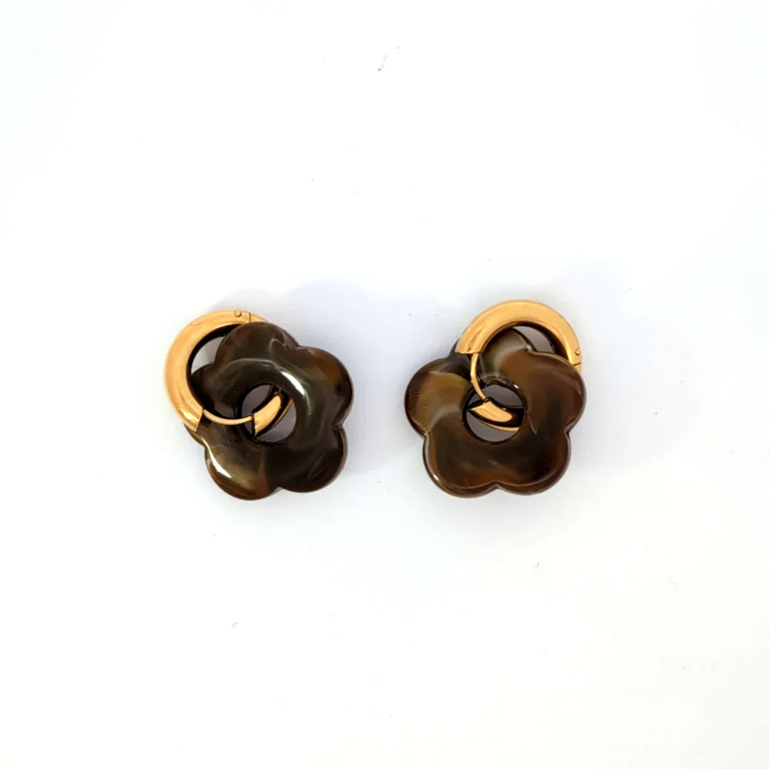 Gouden oorringetje met bruine marble bloem - Casa Jadel