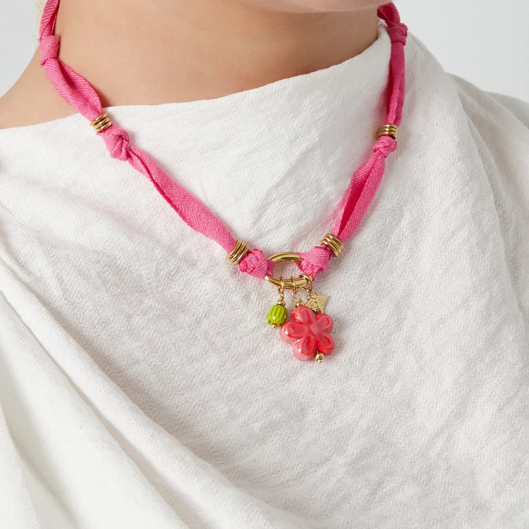Setje roze armband ketting van stof met roze bloem gouden bijtje en groene kraal - Casa Jadel