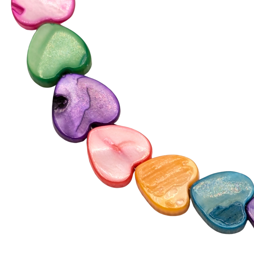 Close-up van glanzende hartjeskralen in verschillende kleuren