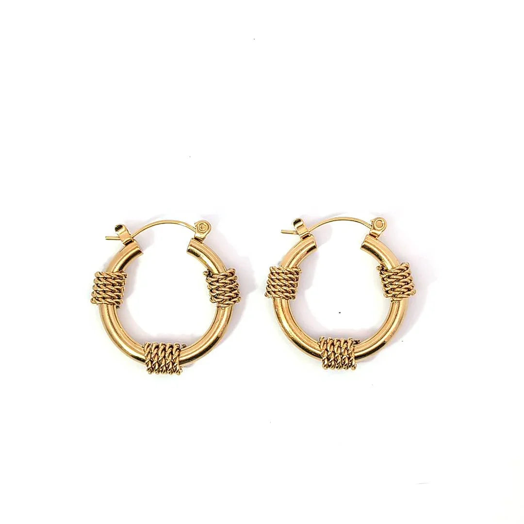 Gouden oorringen met 3 keer twisted draad - Casa Jadel