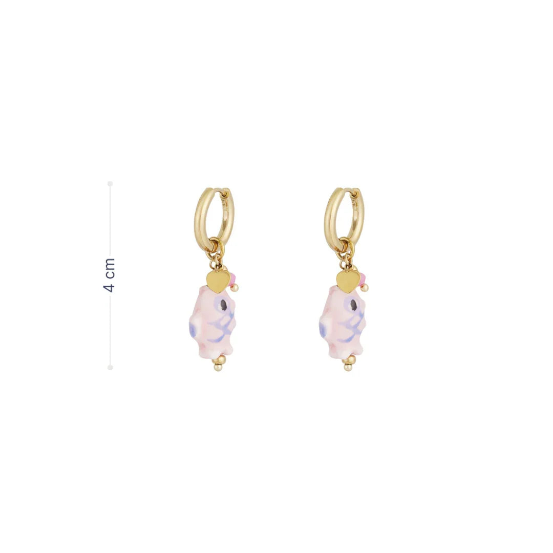 Gouden oorringetjes met roze vis kraaltjes en hartje en lengte - Casa Jadel