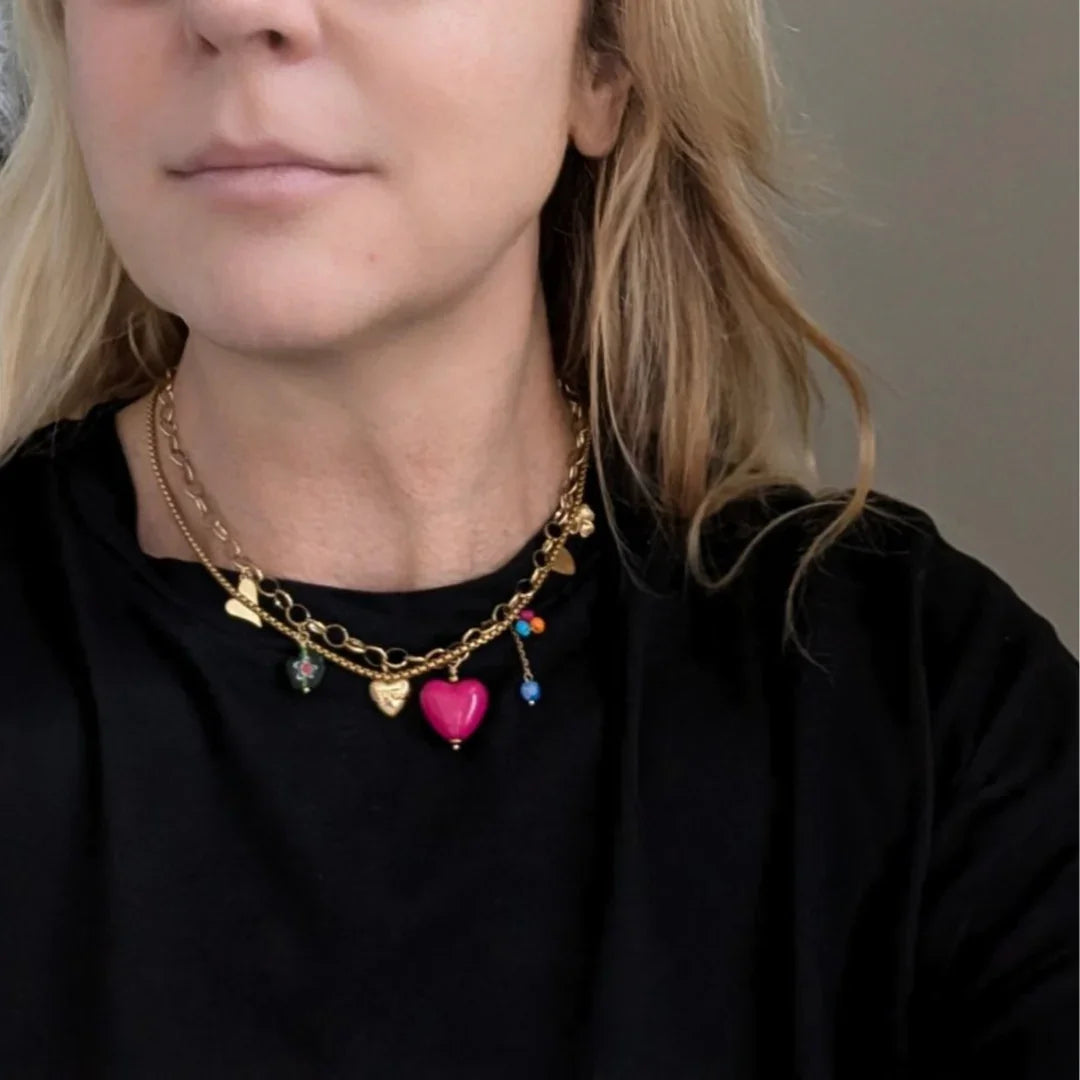 Gouden schakelketting met roze hart gouden hartjes en bloemetjes - Casa Jadel