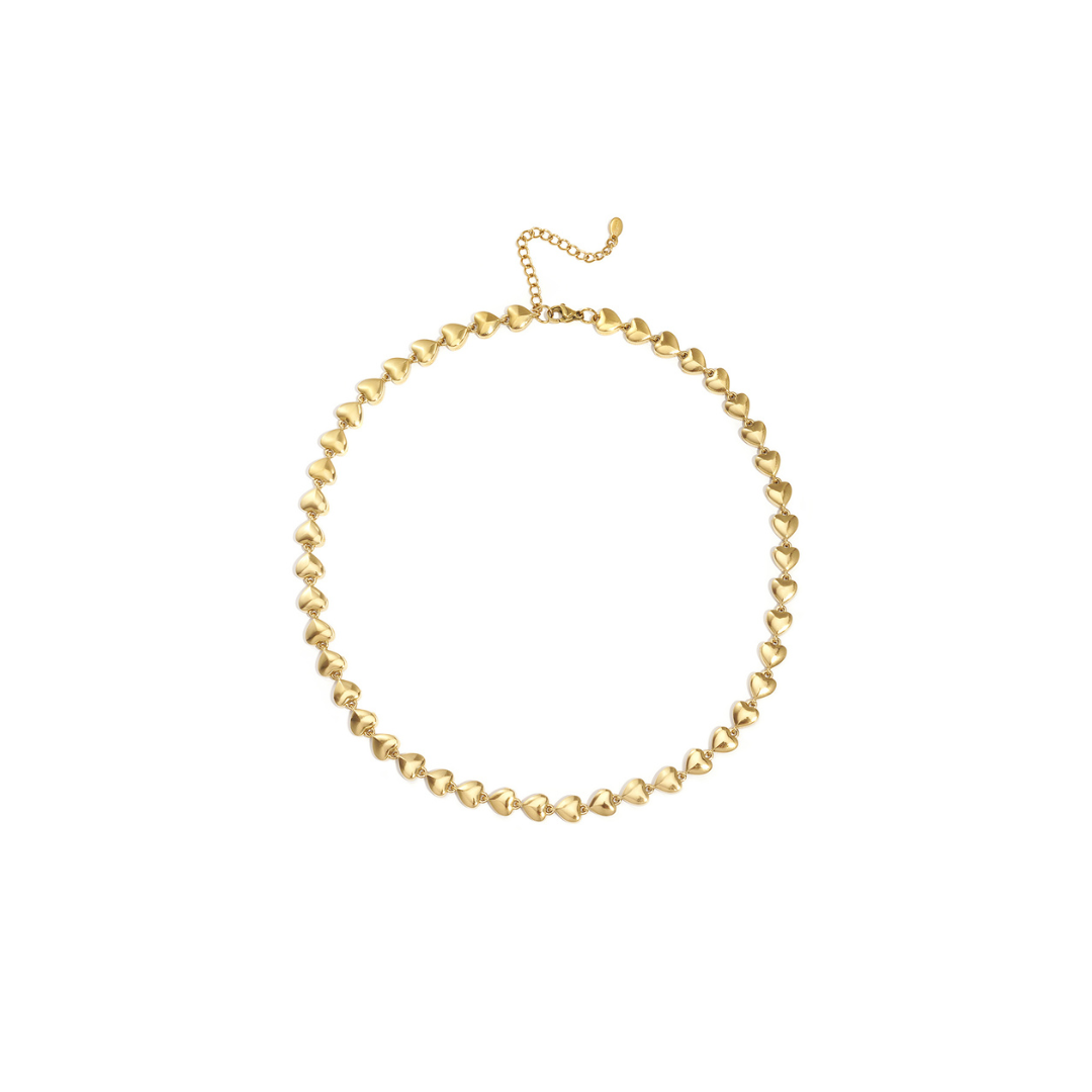 Goudkleurige hartjes ketting met kleine hartvormige schakels en verstelbare sluiting.