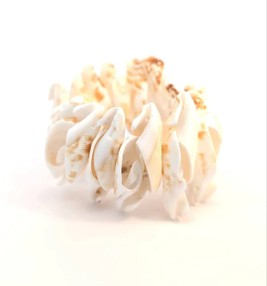 Brede stretch armband met schelpen stukjes in naturel kleur - Casa Jadel