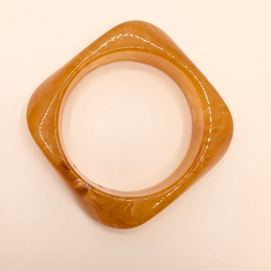 Licht amber asymmetrische bangle armband bovenaf