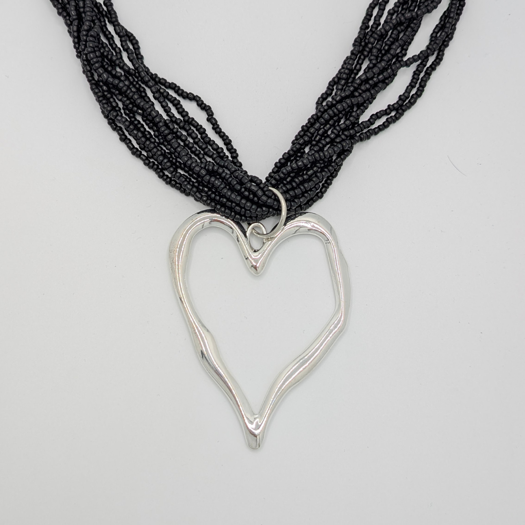 Multi ketting met kleine zwarte kraaltjes en groot zilveren hart - Casa Jadel