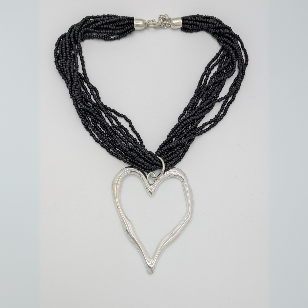 Multi ketting met kleine zwarte kraaltjes en groot zilveren hart - Casa Jadel