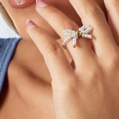 Verstelbare strikjes ring van parel kraaltjes met goudkleurige details
