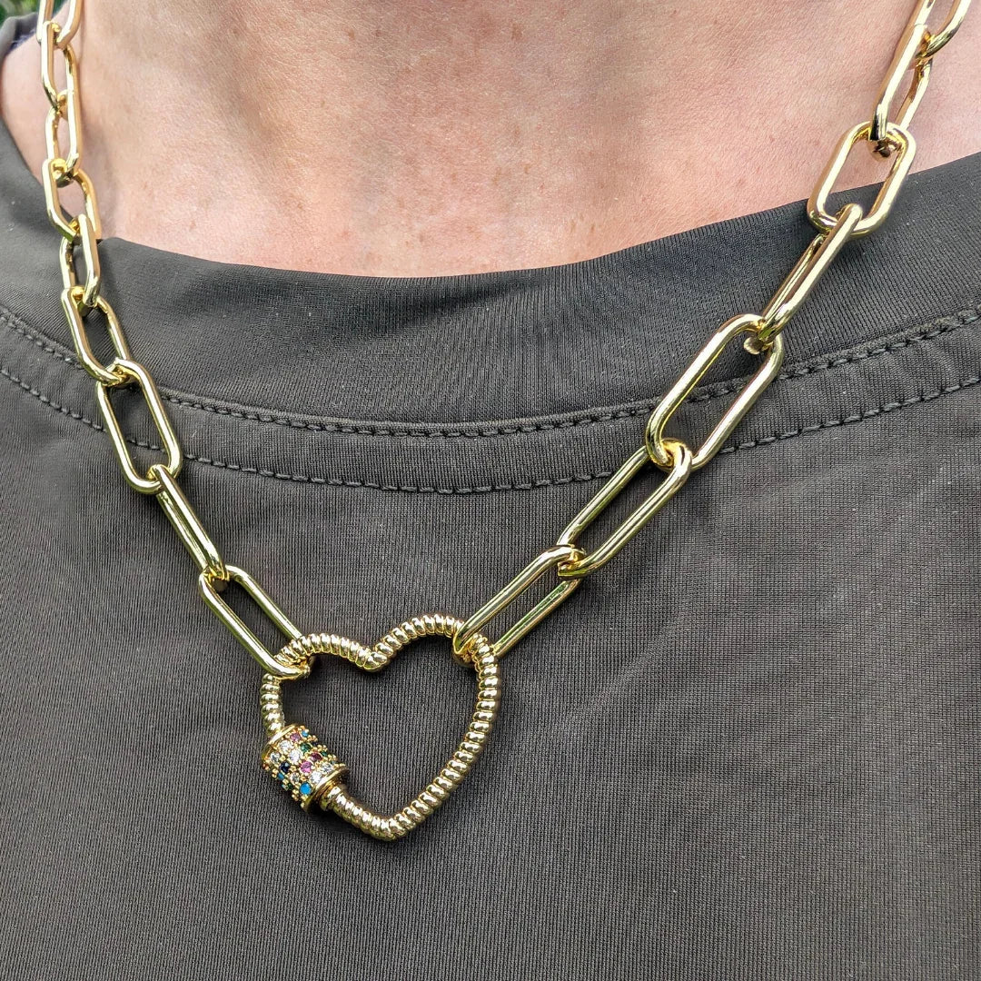 Gouden ketting met grote schakel en hart bedel met gekleurde draai sluiting van zirkonen - Casa Jadel