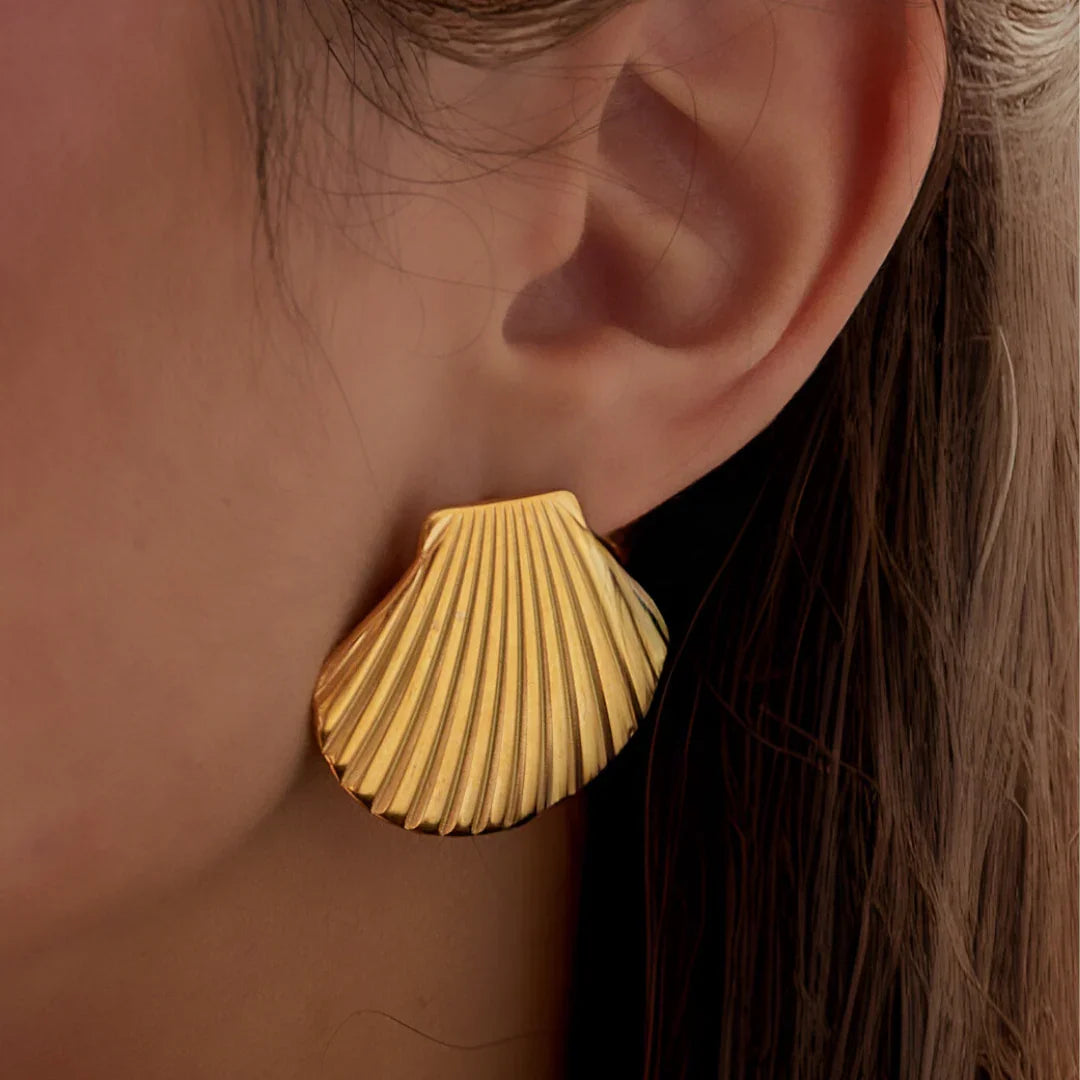 Gouden statement schelpen oorknopje - Casa Jadel