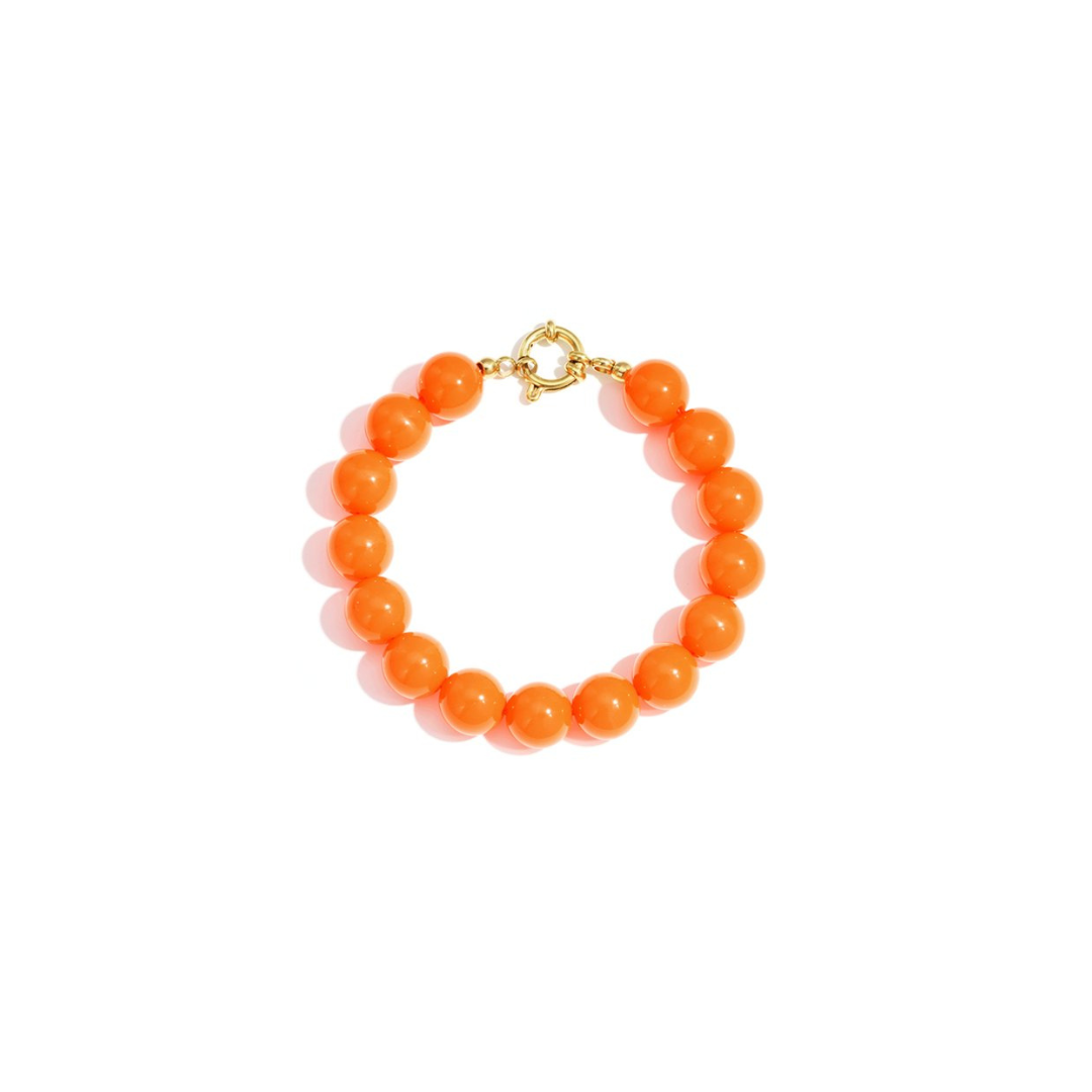 Oranje kralenarmband met goudkleurig boeislot in Ibiza style