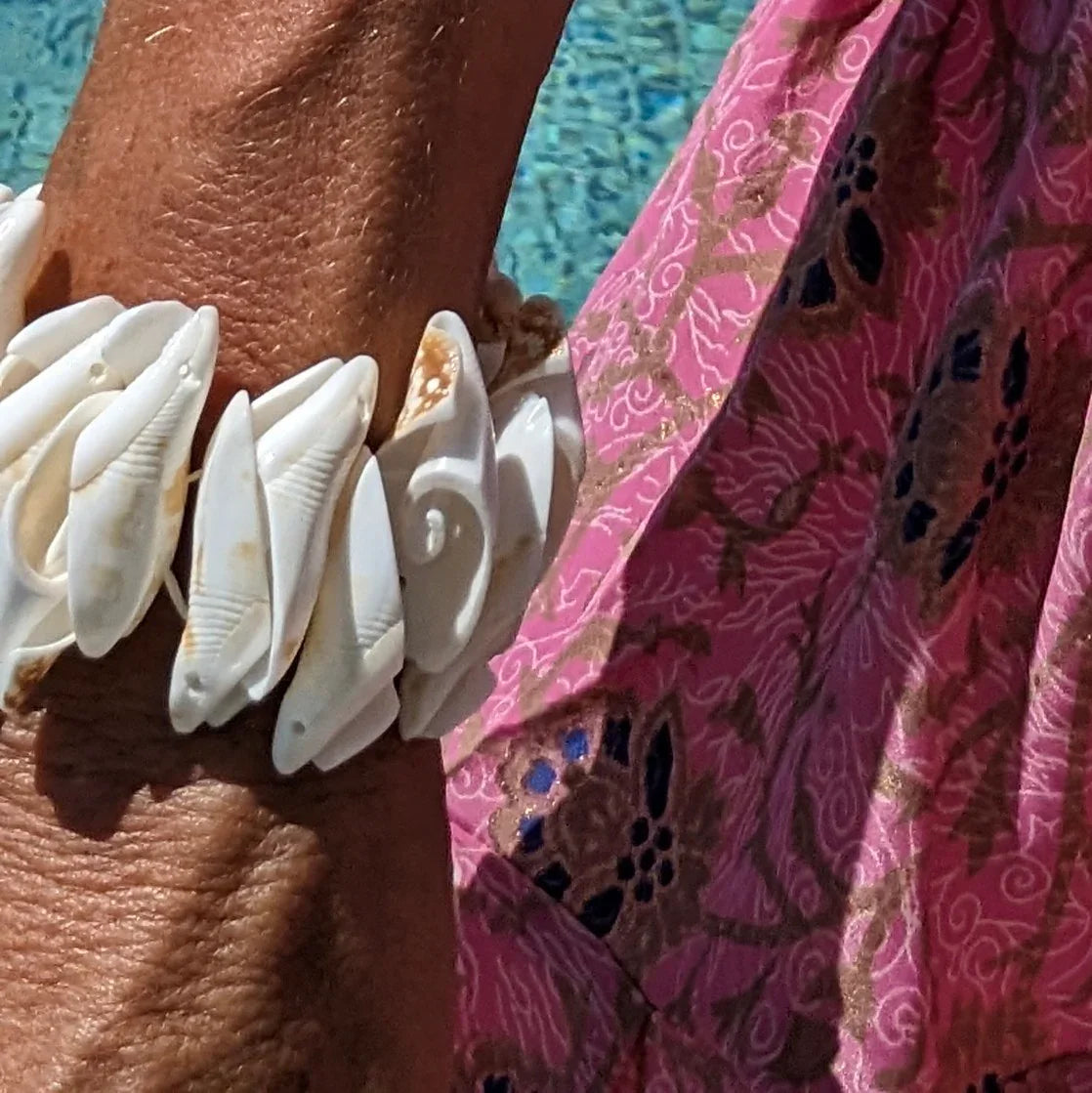 Brede stretch armband met schelpen stukjes in naturel kleur - Casa Jadel