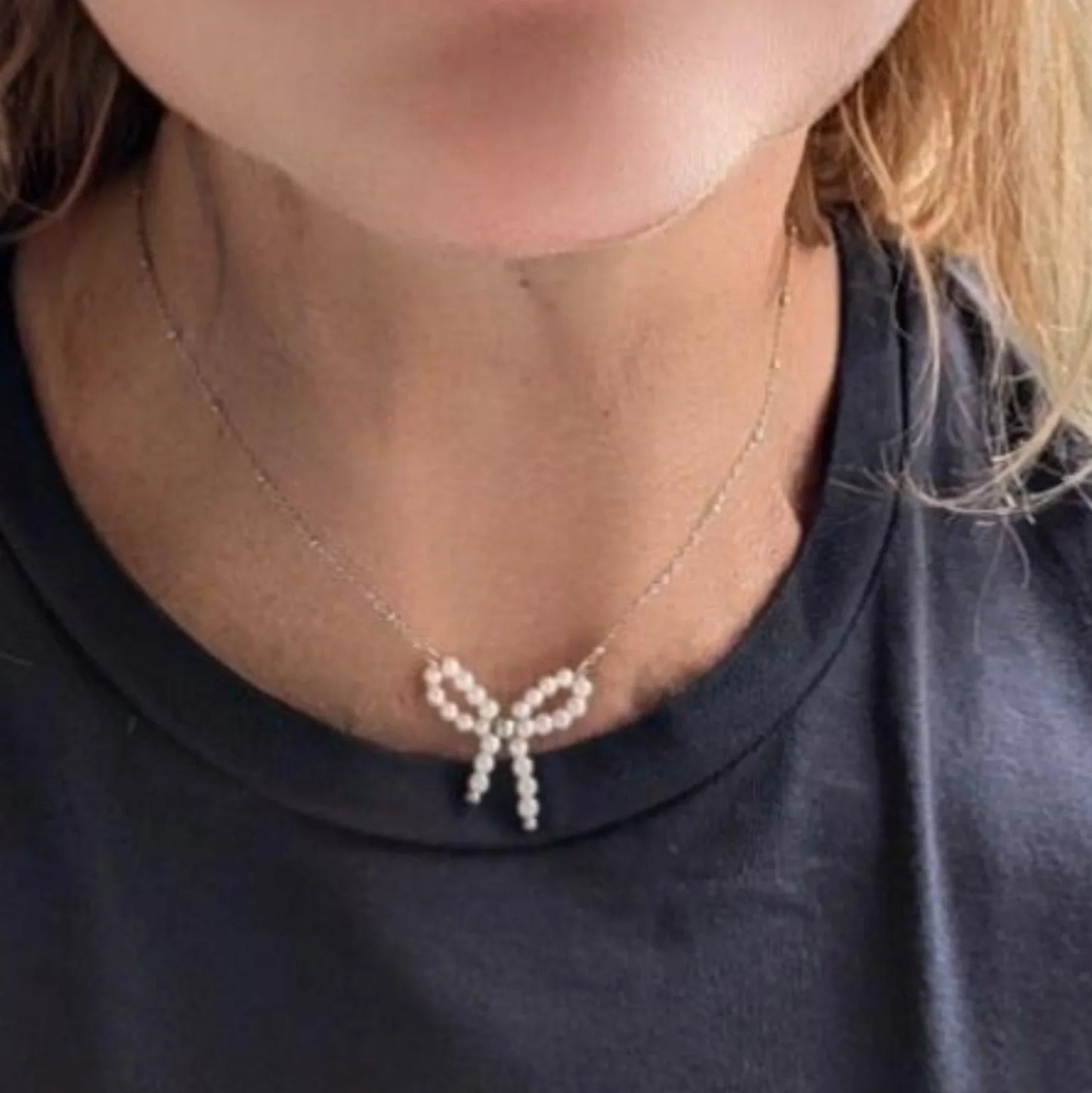 Fijne schakel ketting met balletjes en een parelkraal strik met zilverkleurige details - Casa Jadel