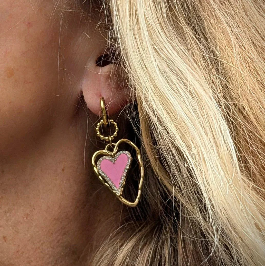 Oorringen goud met open hart bedel daarin hangt een roze hartje bedel afgezet met strass - Casa Jadel
