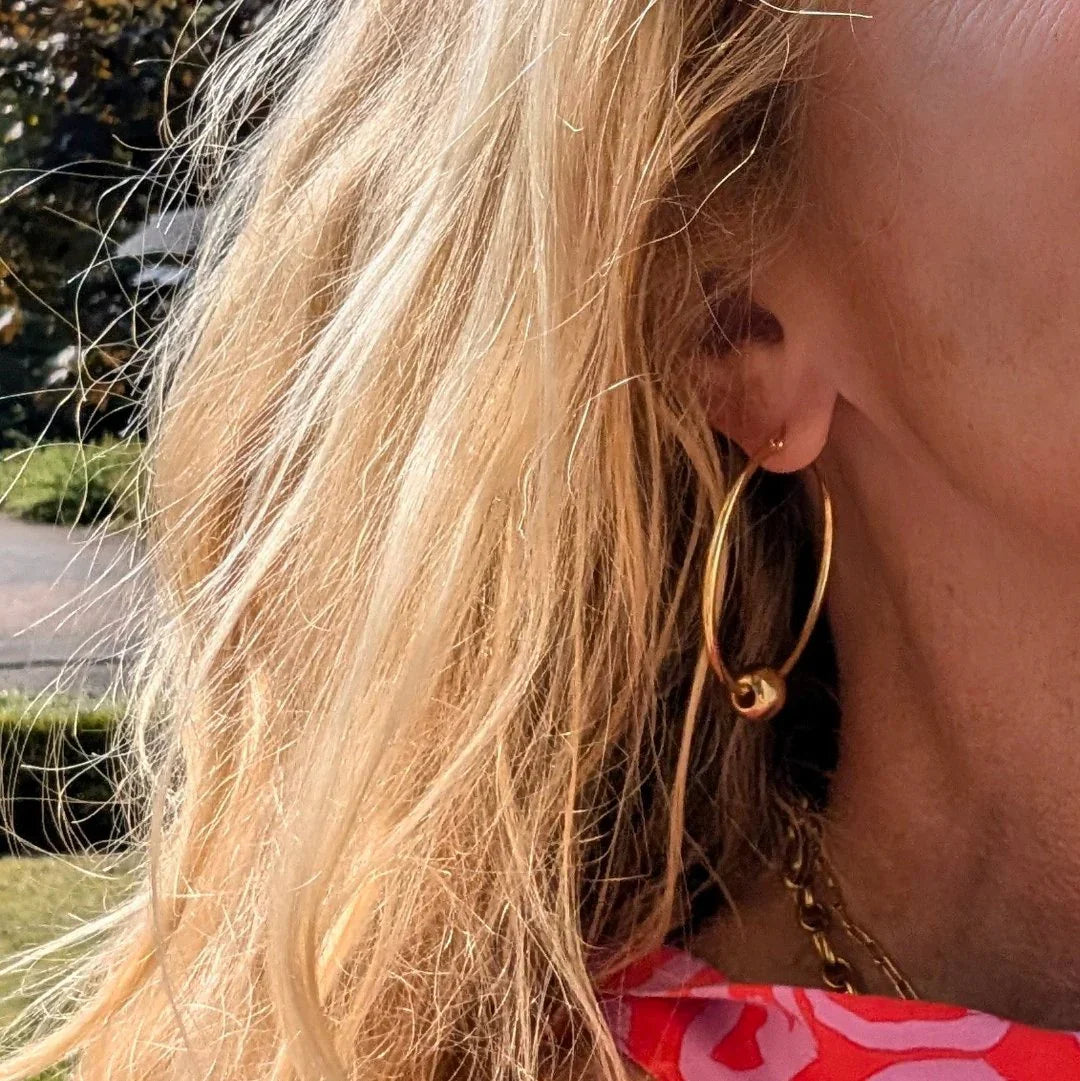Gouden oorringen met beweegbaar goud balletje - Casa Jadel