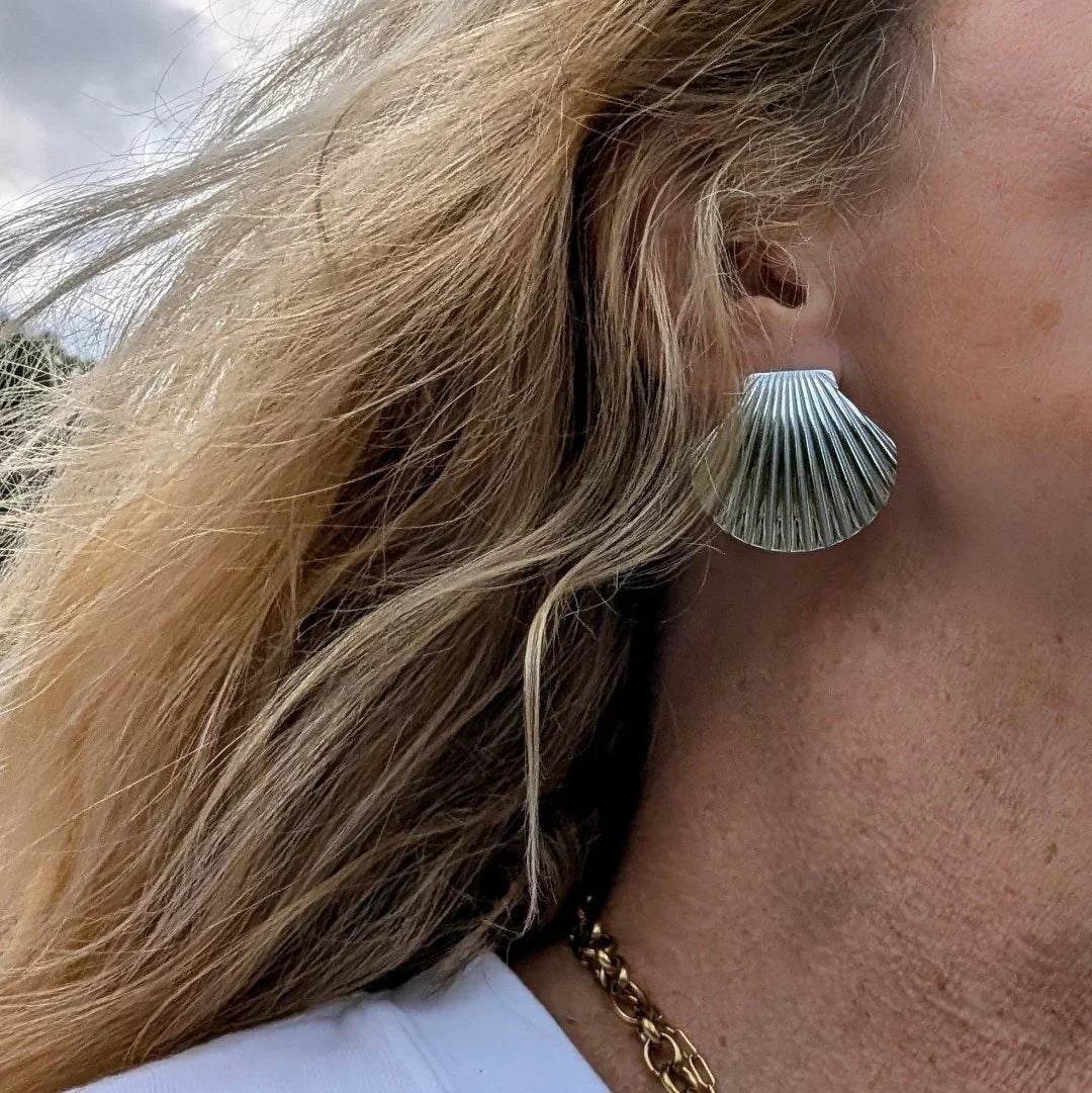 Zilveren statement schelpen oorknopje - Casa Jadel