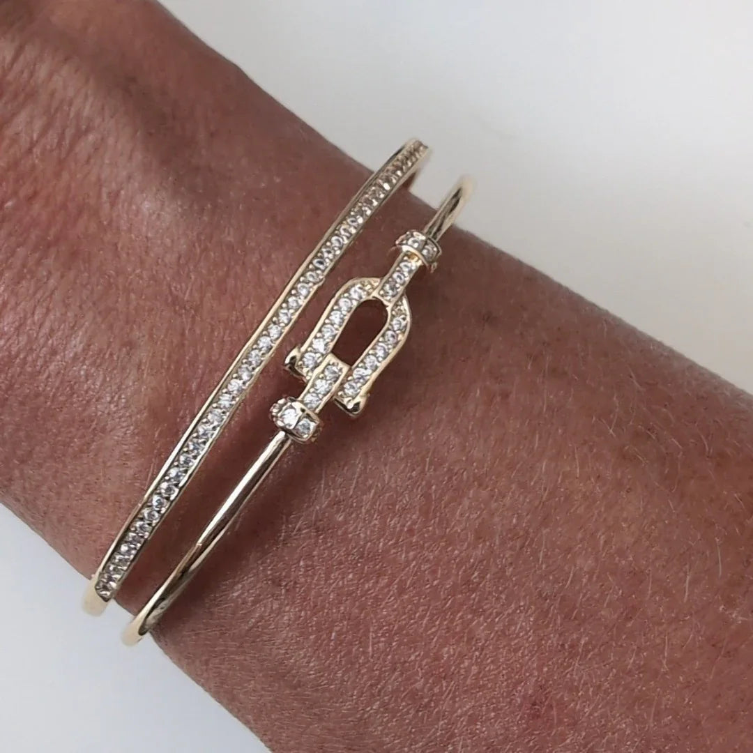 Dubbele gouden bangle armband met strass en een gesp - Casa Jadel