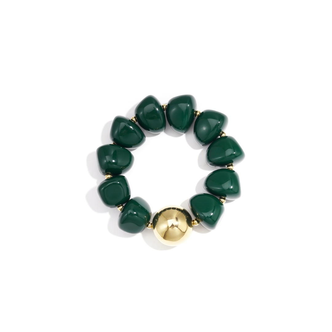 Donkergroene chunky armband met glanzende kralen en een grote goudkleurige accentkraal.