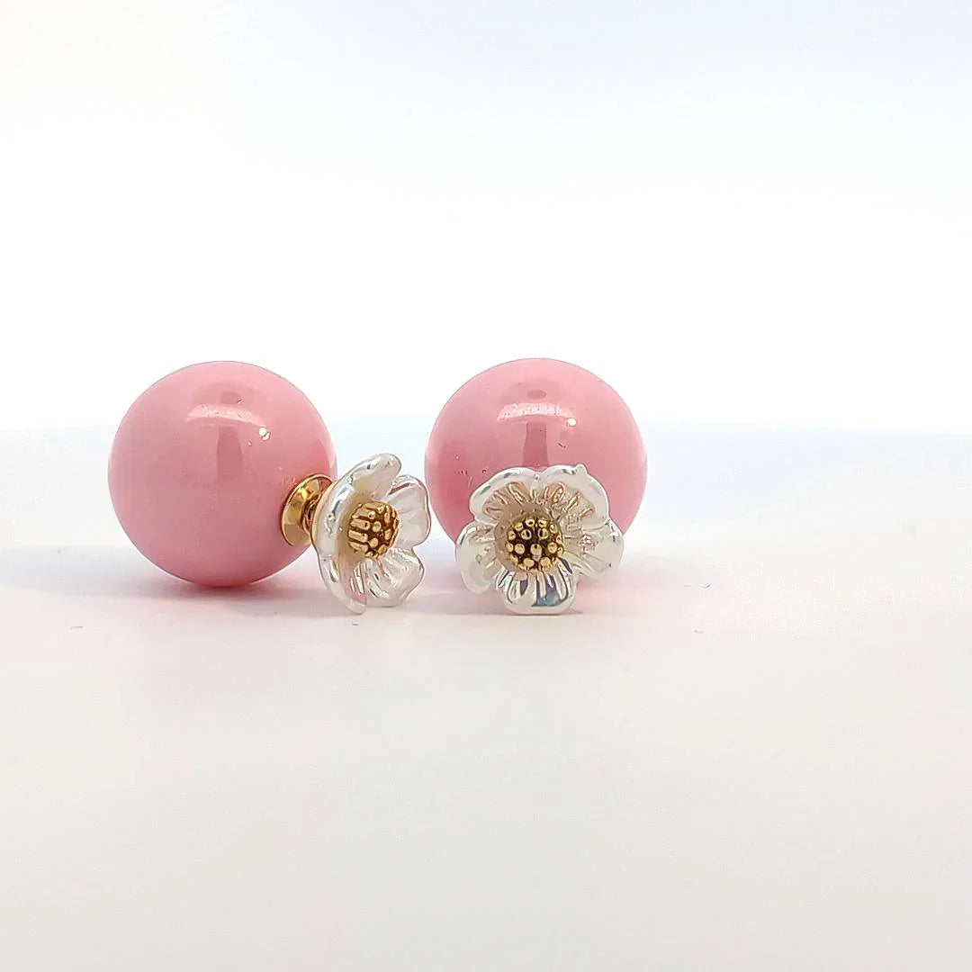 Oorknopjes roze parelmoer bal met wit parelmoer bloemetje - Casa Jadel