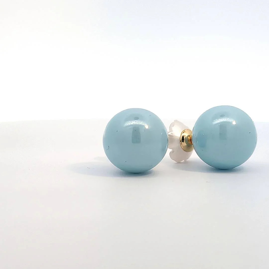 Oorknopjes licht blauwe parelmoer bal met wit parelmoer bloemetje - Casa Jadel