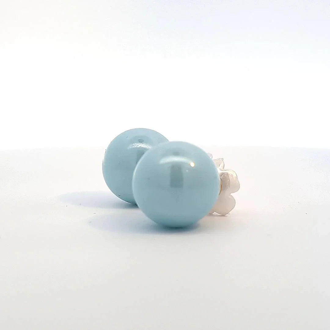 Oorknopjes licht blauwe parelmoer bal met wit parelmoer bloemetje - Casa Jadel