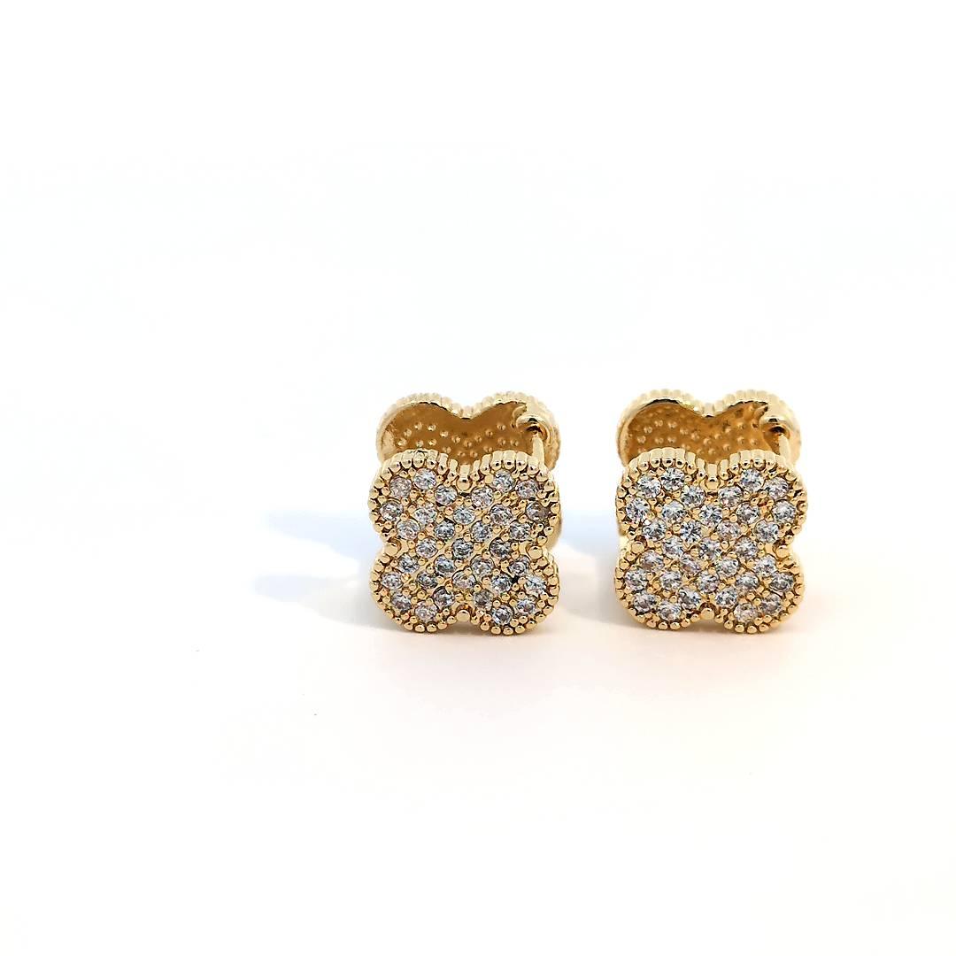 Clover oorknopjes goud met wit andere kant met kleine witte kristallen - Casa Jadel