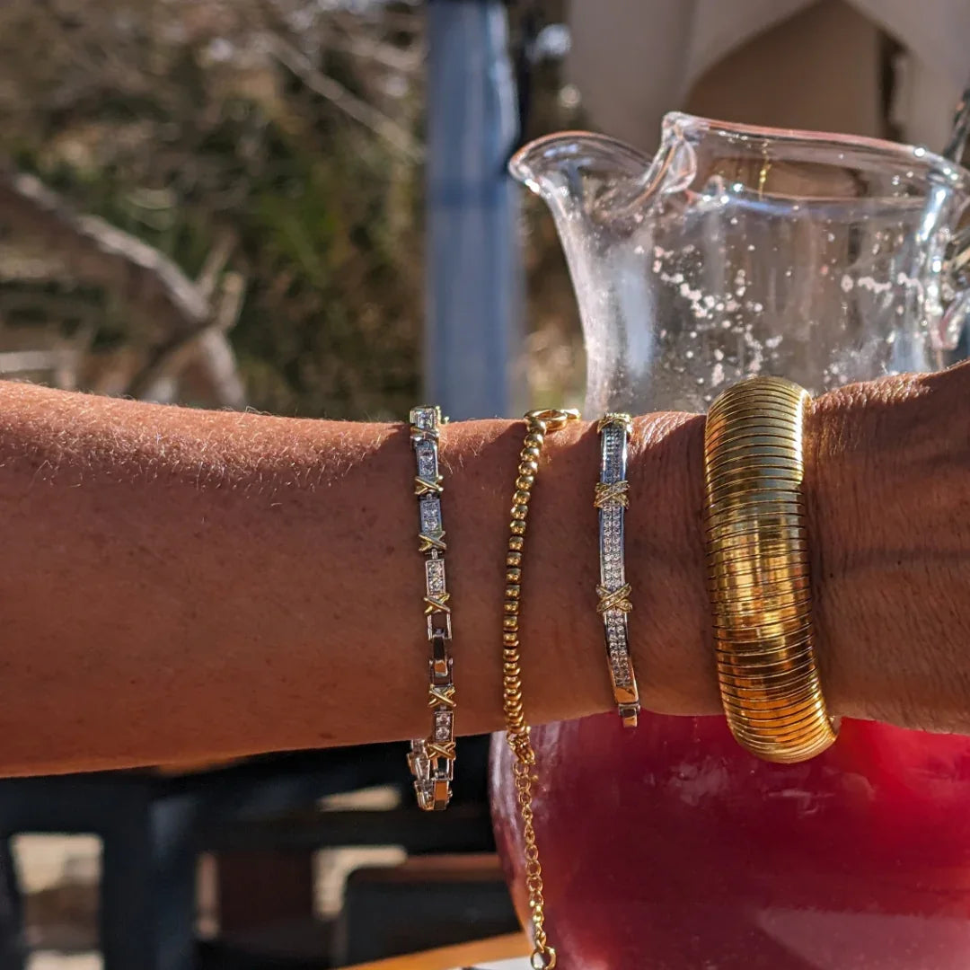 Zilveren armband met goud kleurige kruisjes en afgezet met strass - Casa Jadel