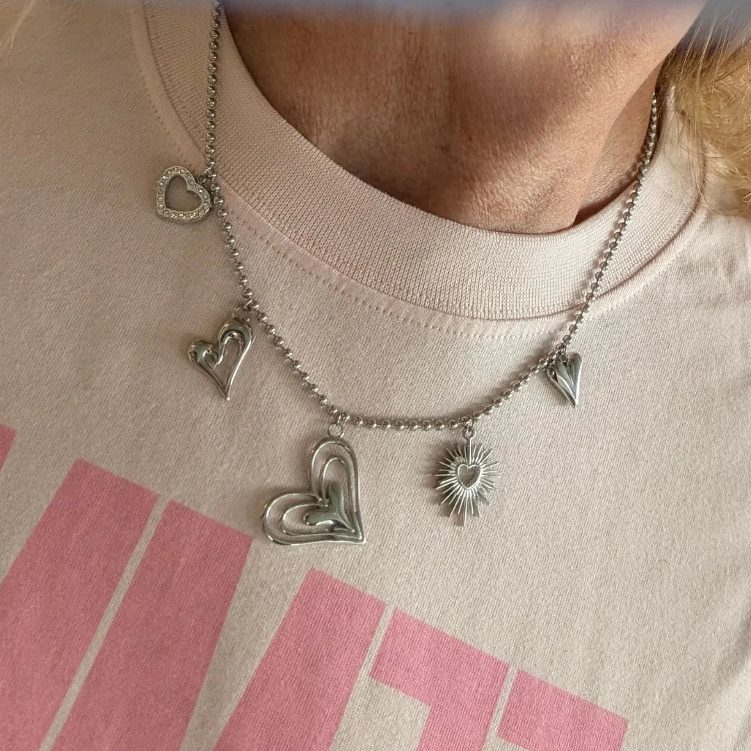 Zilveren balletjes schakel ketting met 5 verschillende hartjes - Casa Jadel
