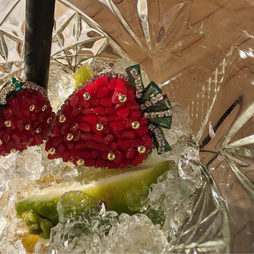 Oorknopjes rode steentjes aardbei afgezet met strass - Casa Jadel