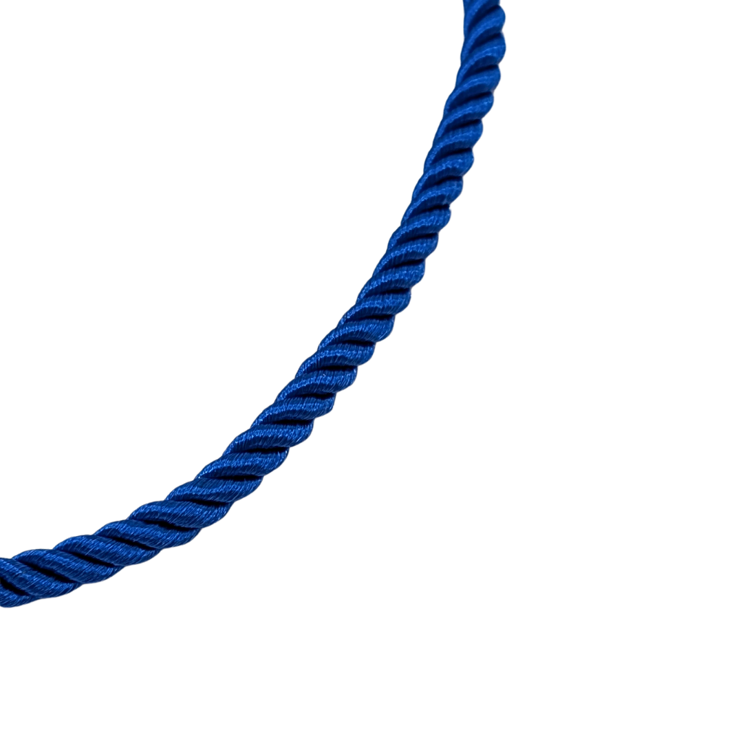 Detail van blauwe rope ketting met gedraaid koord