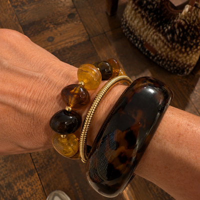 Statement armbanden set met amber kralen, goud & panterprint