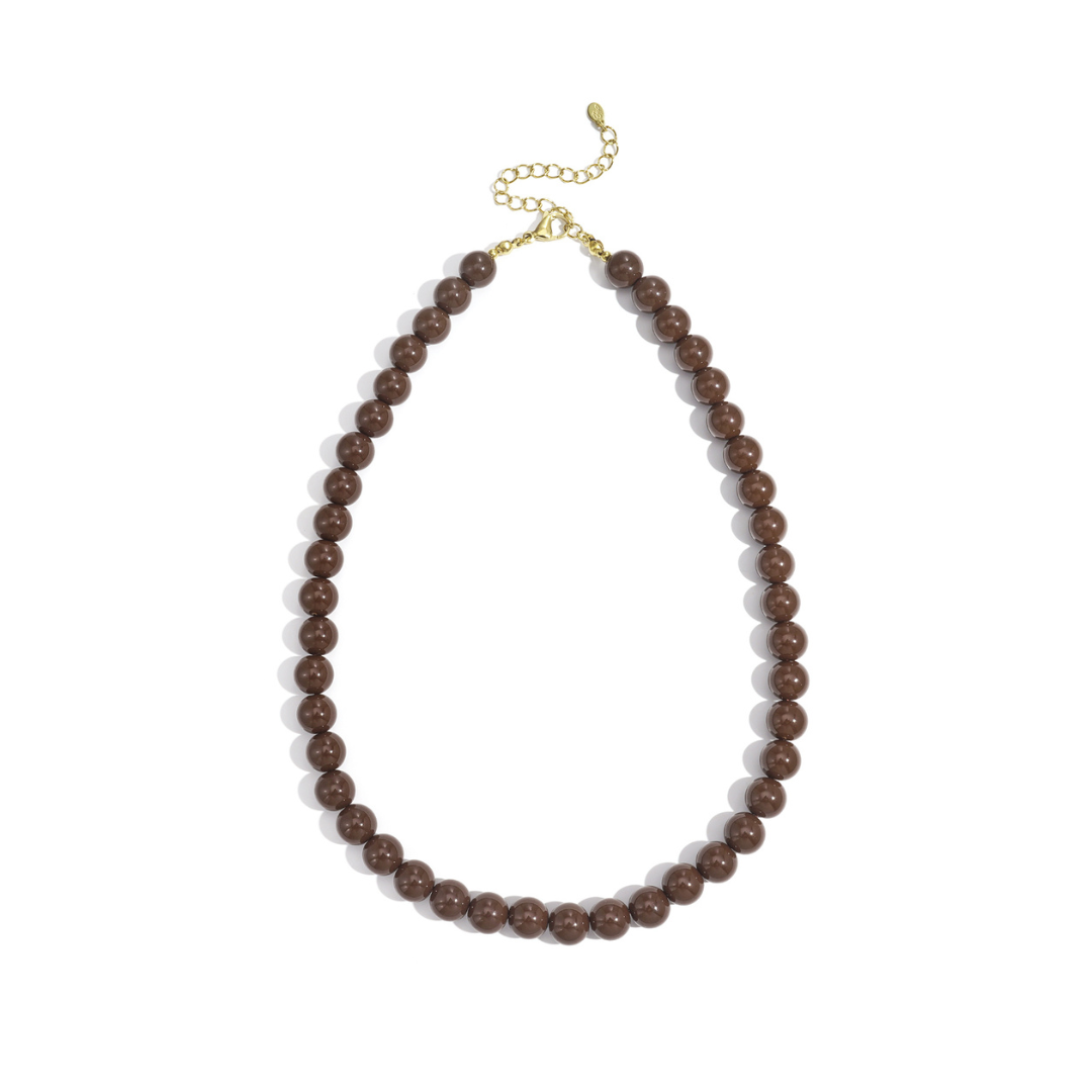 Bruine kralenketting met ronde glanzende kralen en goudkleurige sluiting op witte achtergrond