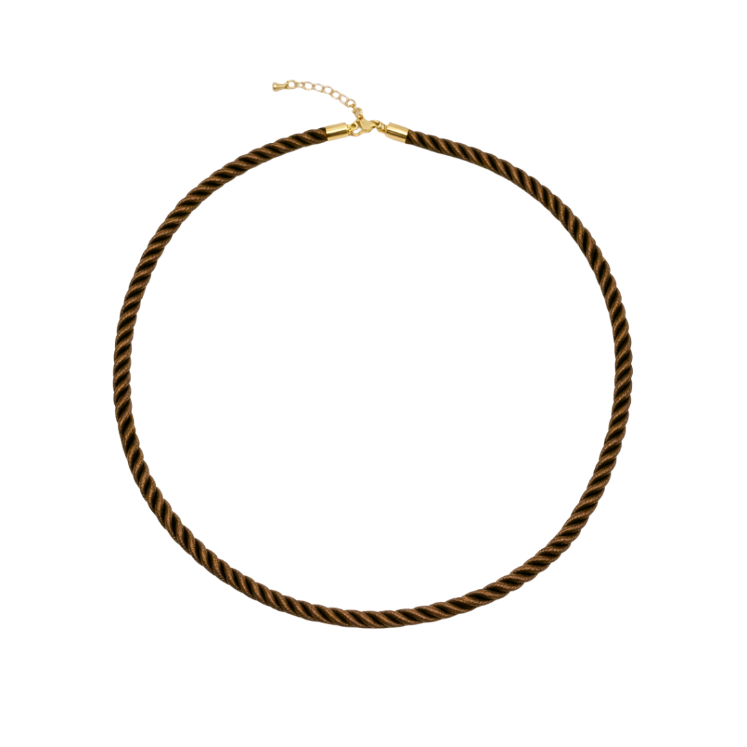 Bruine gedraaide rope ketting met goudkleurige sluiting op witte achtergrond.